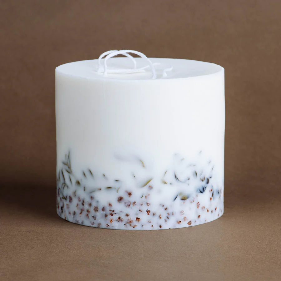 Grande bougie XXL artisanale en cire naturelle 3 mèches en coton, décorée de cendres et de feuilles de myrtille, parfum lavande.