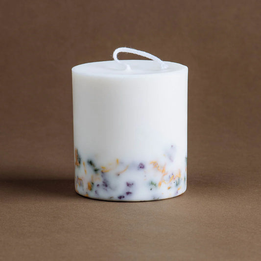 Bougie artisanale en cire naturelle décorée de fleurs sauvages, parfumée à la rose